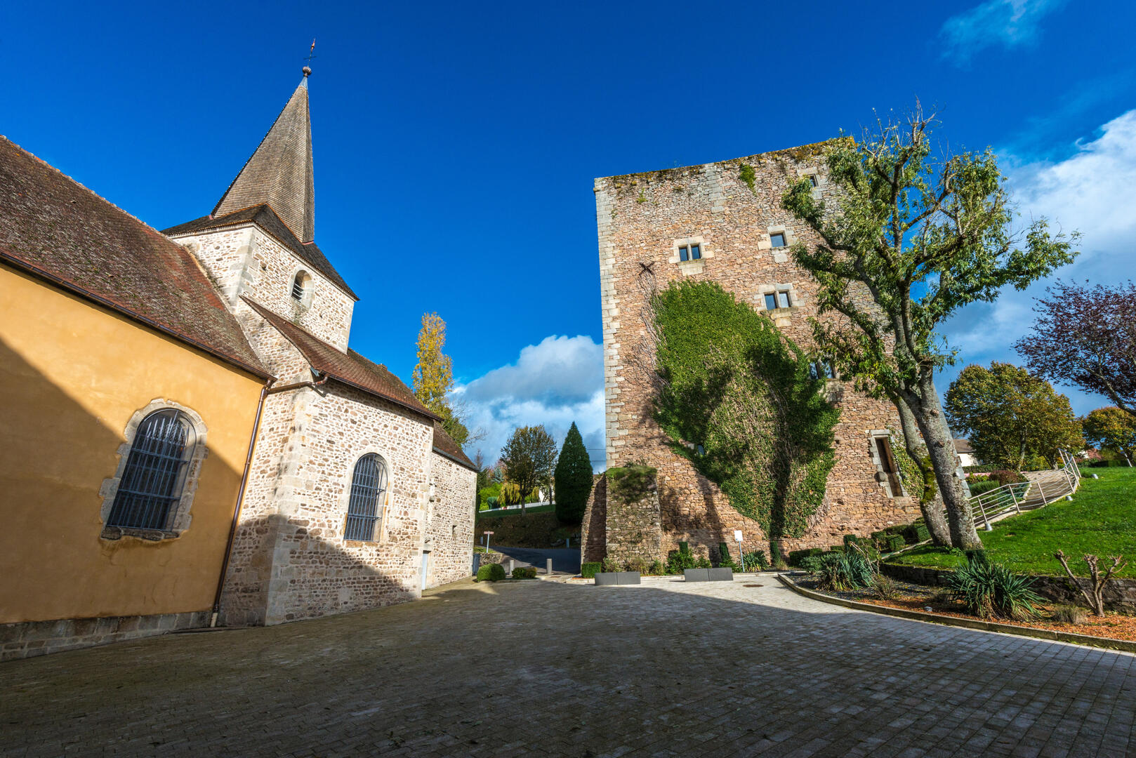 Eglise et donjon de Saint-Sernin-du-Bois