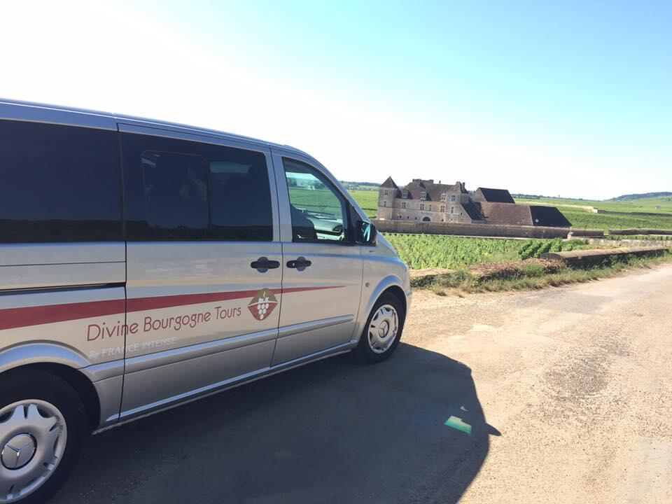 Véhicule Divine Bourgogne Tours face au château du Clos de Vougeot