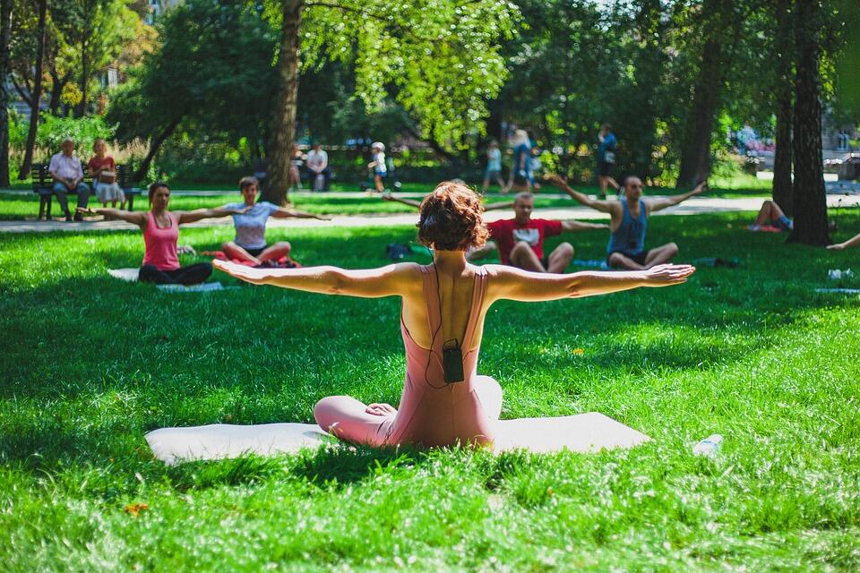 Yoga dans un parc
