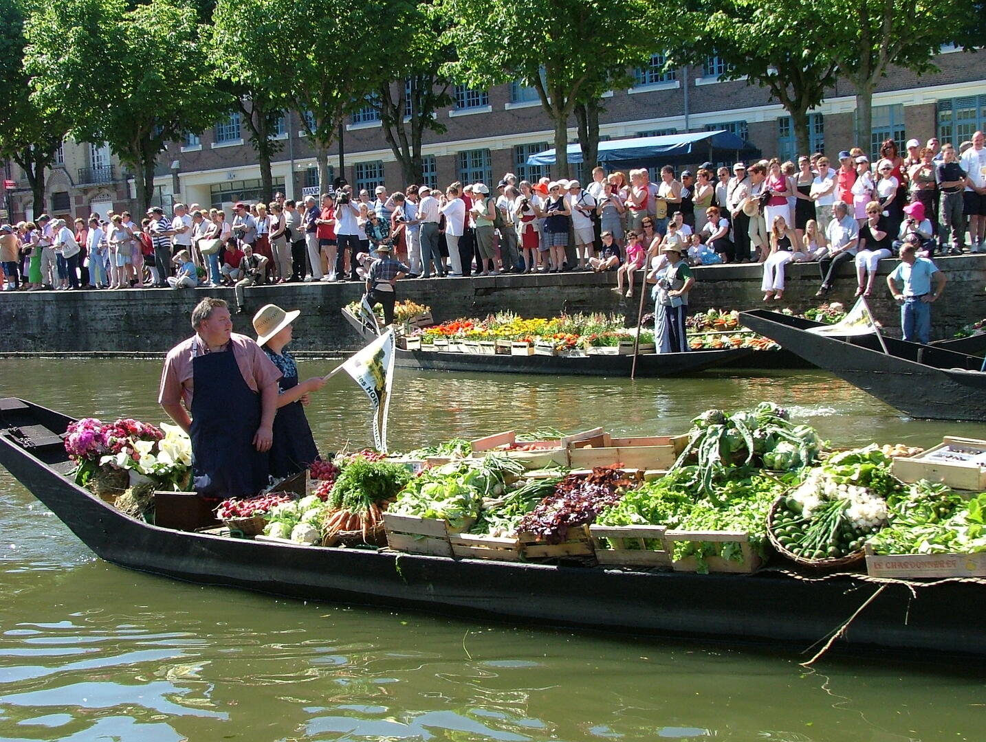 Marché sur l'Eau Amiens arrivée barques