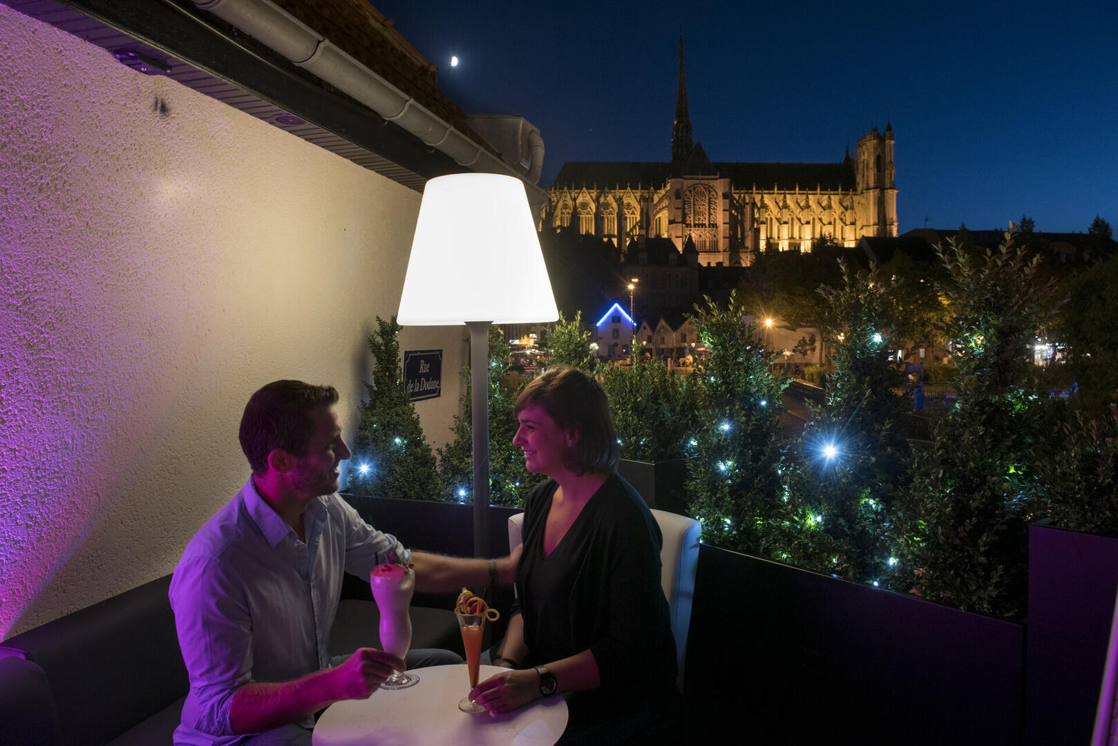 Amiens___couple_au_Nelson_Bar_01-Hauts-de-France_Tourisme___Benjamin_Teissedre