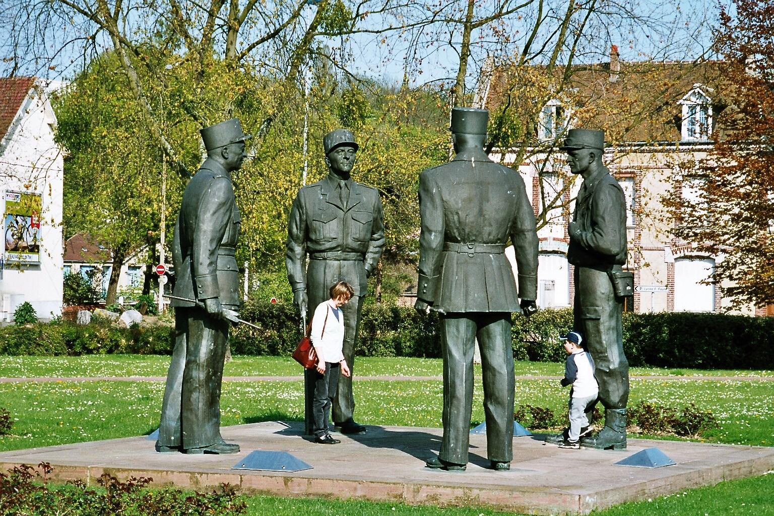 Beauvais_Place-des-Marechaux_2004