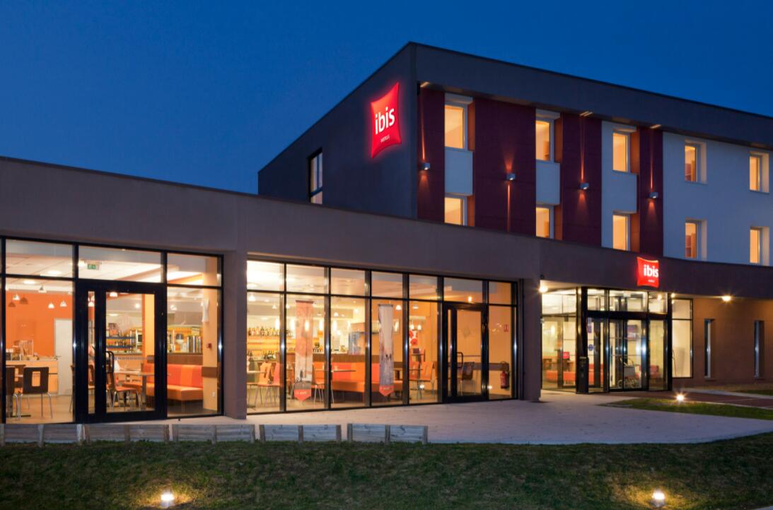 Façade Hôtel Ibis Beauvais aéroport