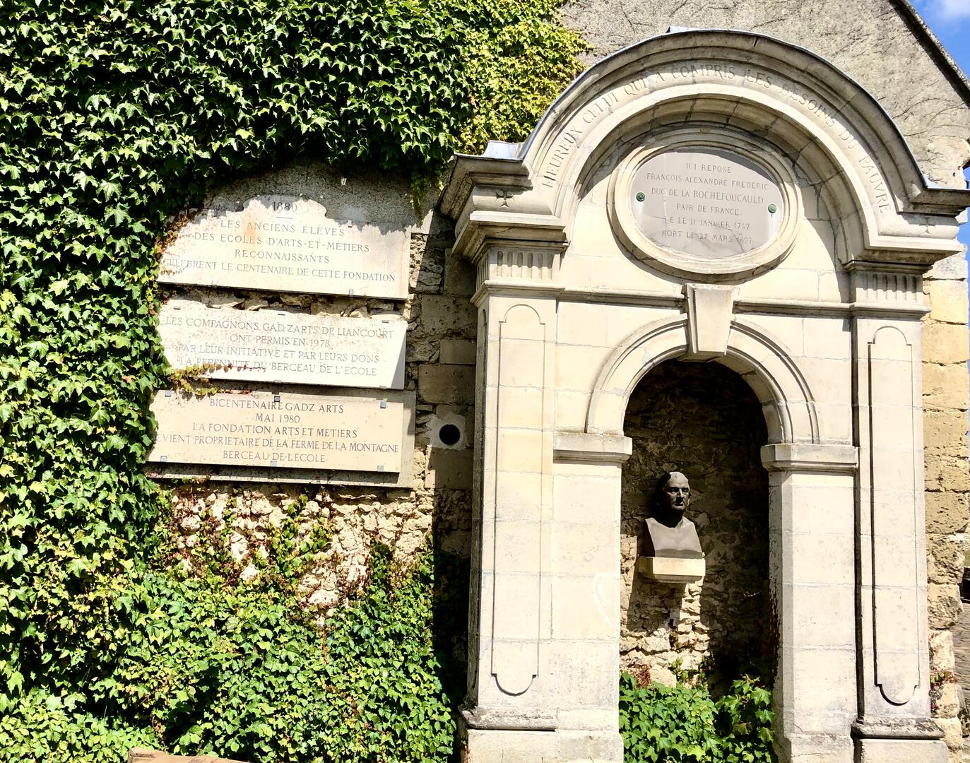 Façade tombeau du Duc et plaques commémoratives
