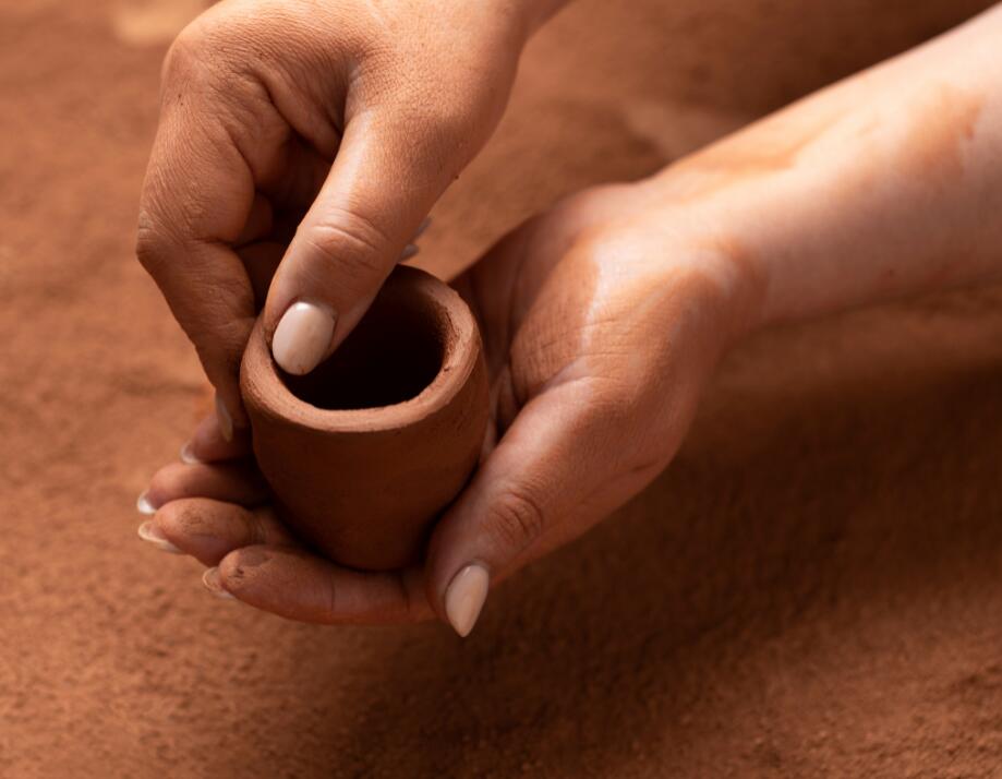 Poterie terre main