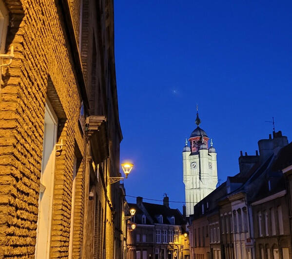 Rue-de-bergues-beffroi de nuit