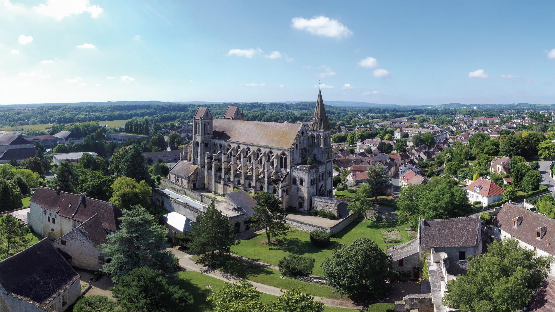SAINT_LEU_D_ESSERENT-Abbatiale_Drone-