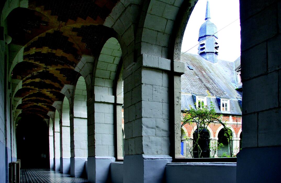 Saint-Riquier_Chapelle de l'hôtel-Dieu_cloître_Somme