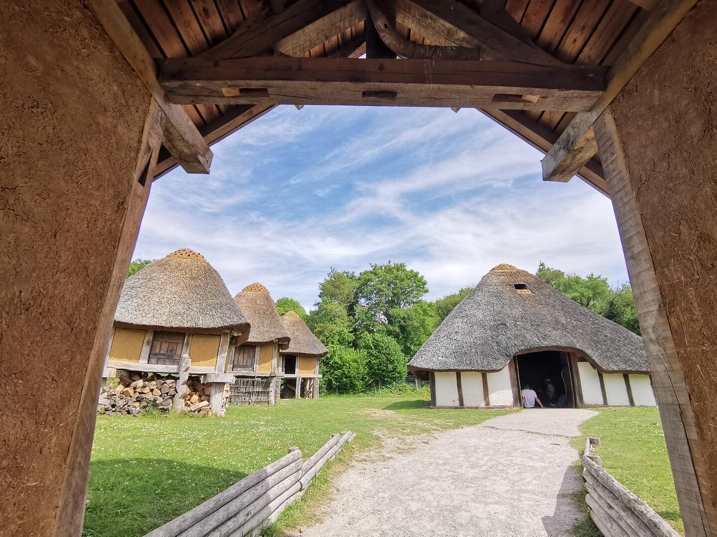 Reconstitutions d'habitats : ferme gauloise.