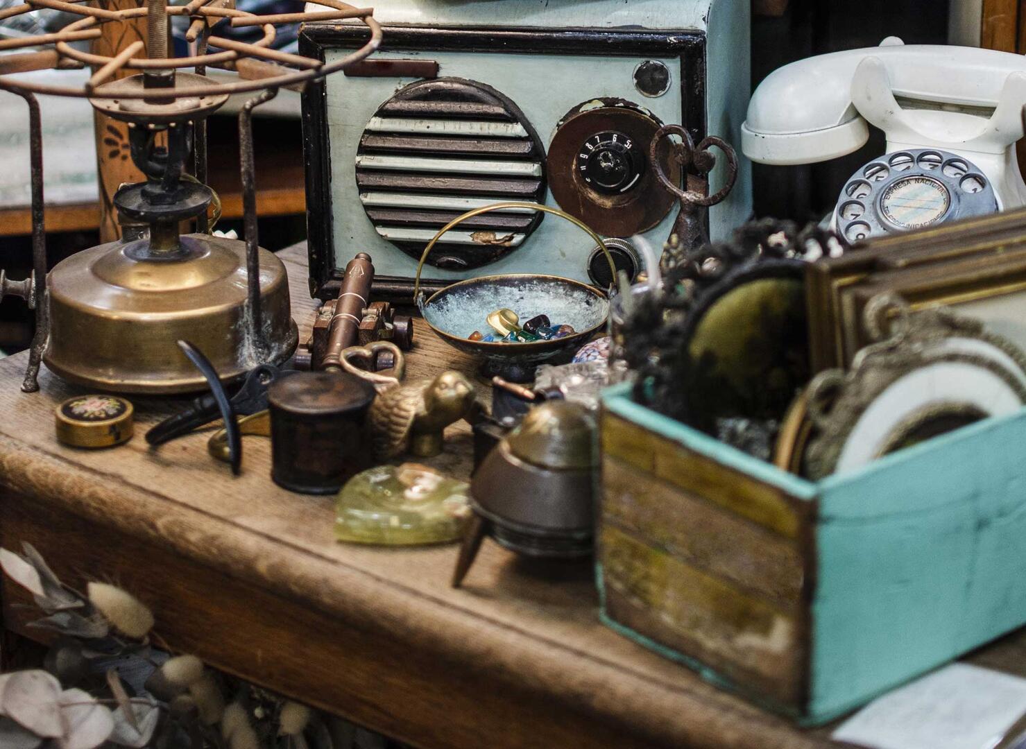 antiques-market-objects-arrangement