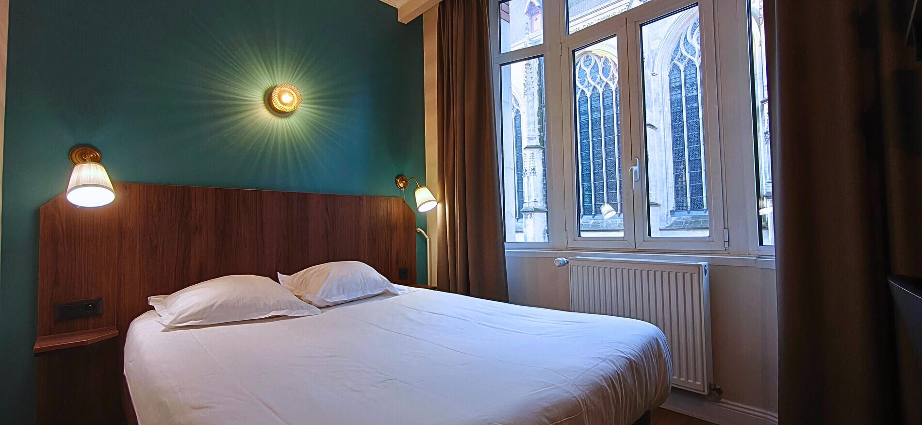 chambre standard renovee_vue eglise @ Théo BENITEZ