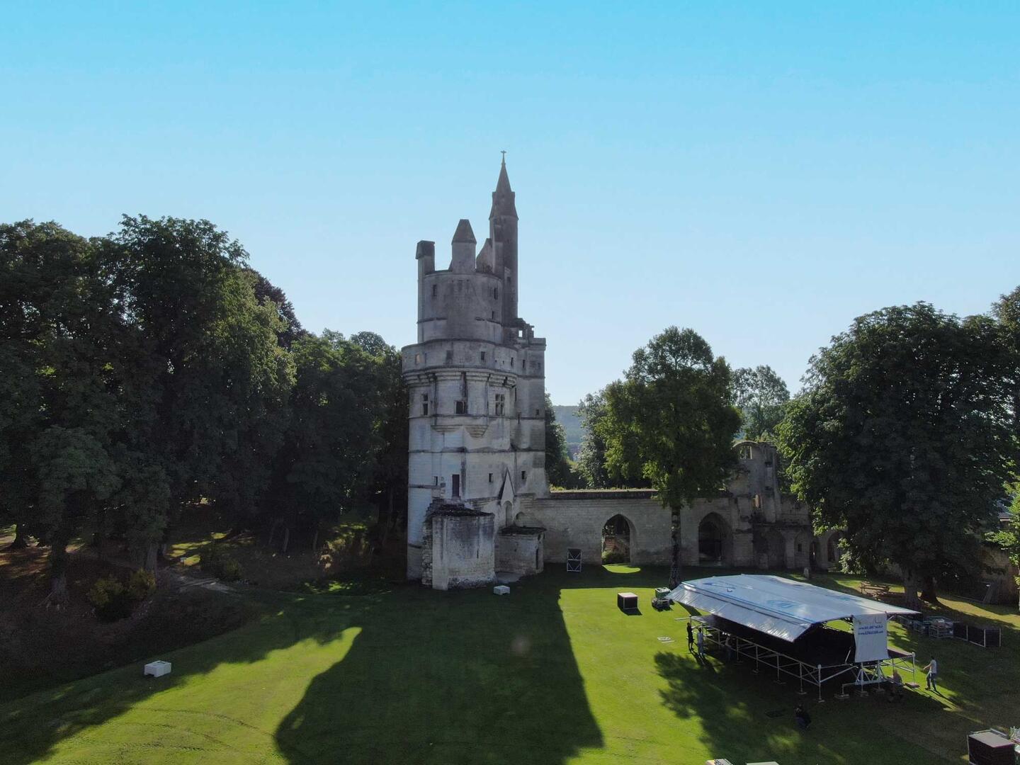 donjon-septmonts-ciel-bleu-2