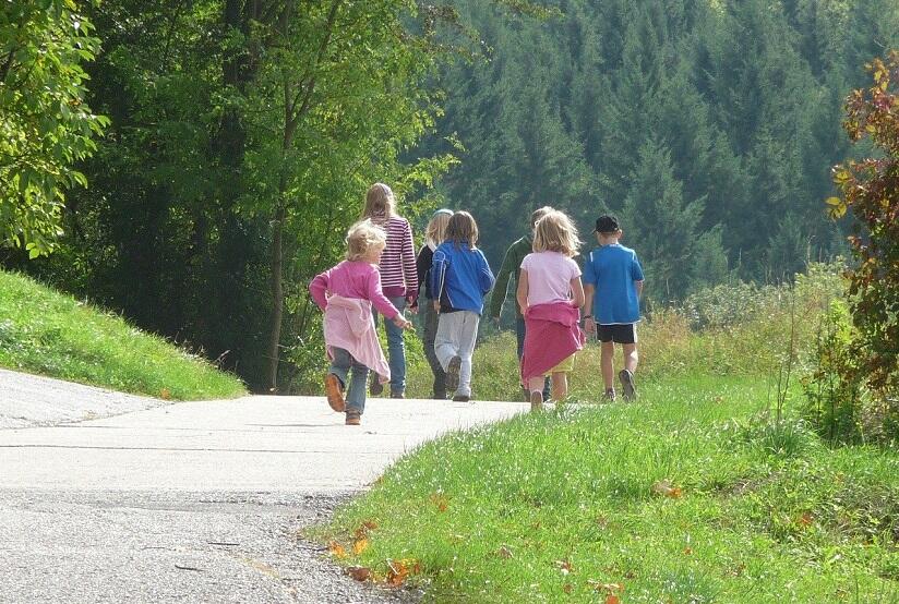 family-outing-421653_1280