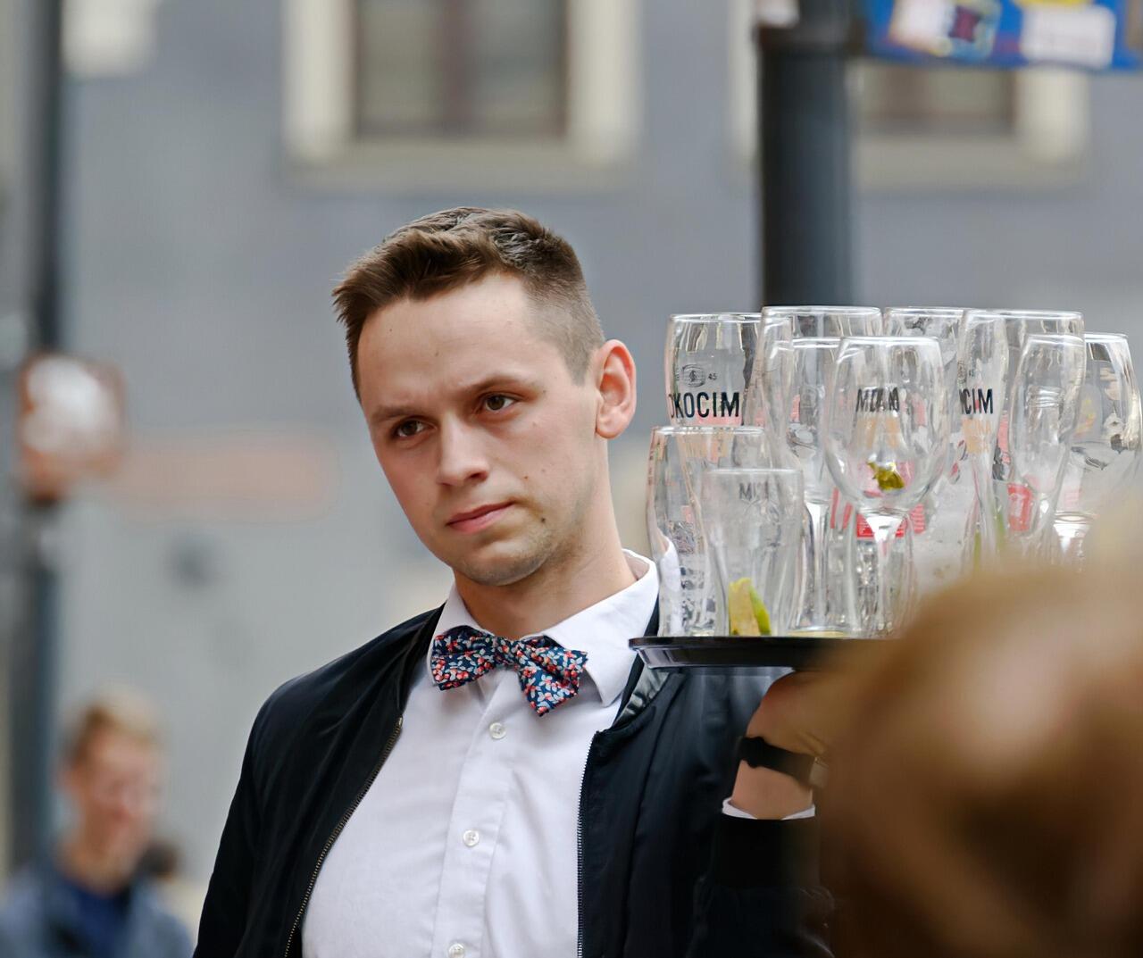 icsilviu-waiter-6651713-1280_1
