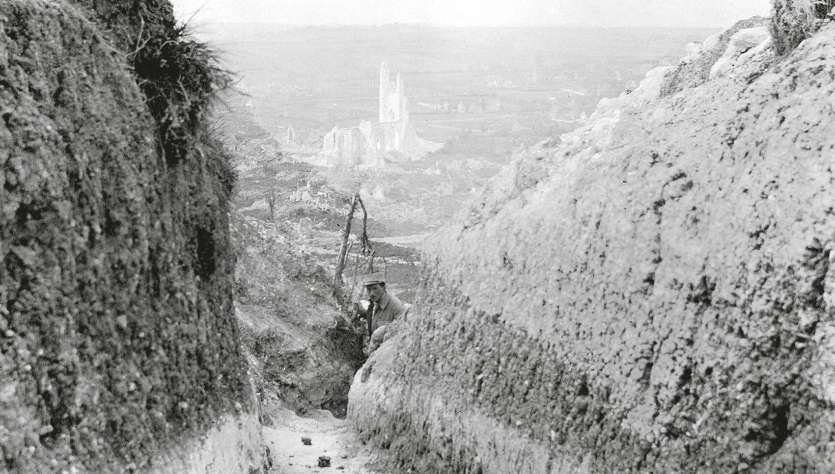 printemps-1915.-un-soldat-francais-dans-une-tranchee-creusee-sur-le-flanc-de-la-colline-de-notre-dame-de-lorette.-a-l-arriere-plan-les-ruines-du-village-d-ablain-st-nazaire-musee-de-la-tour-lanterne-visite-guidee-de-l-expo_1