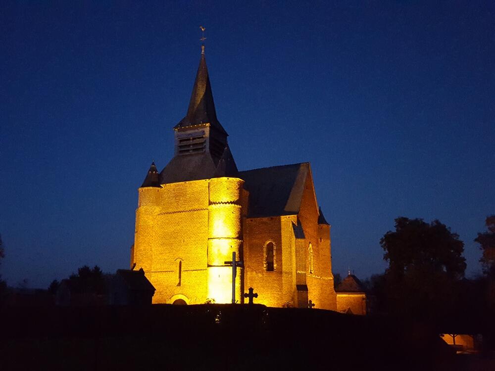 Eglise fortifiée illuminée < Burelles < Thiérache < Aisne < Picardie