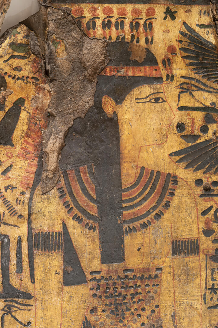 Détail des peintures du coffre de la momie Neskafâa après restauration