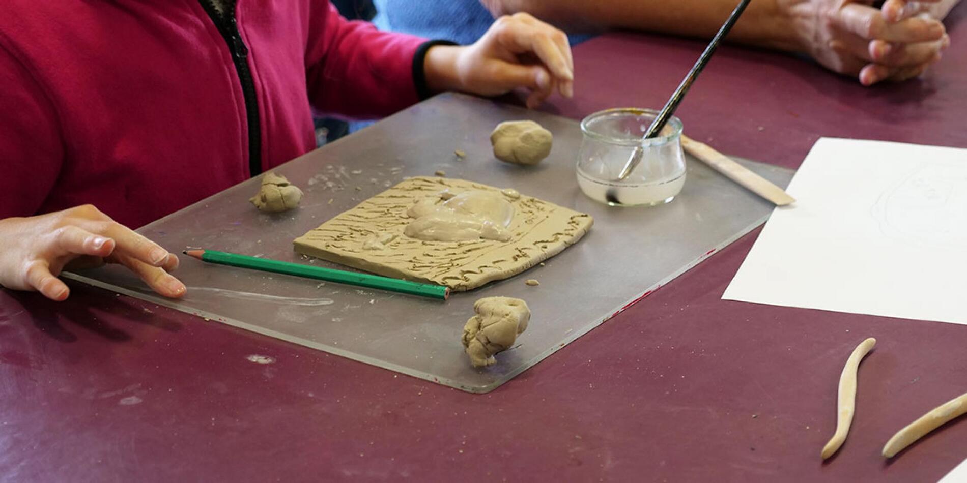 65fd6100b7632_mascarade-argile