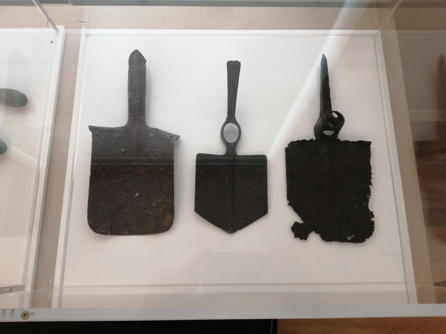 Une vitrine du musée de L'A.T.B.14-18.jpg