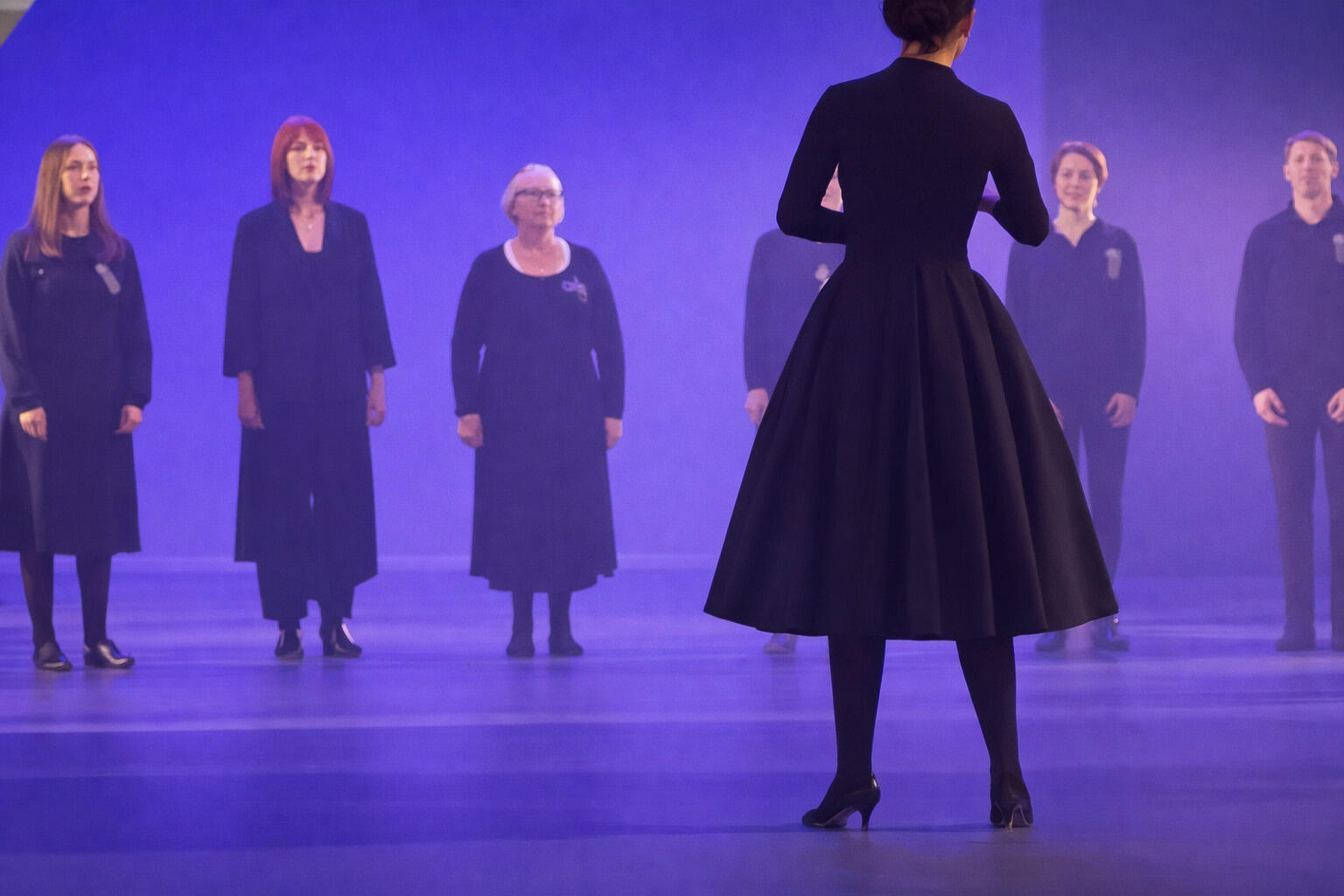 Chœur dirigé sur scène avec style.jpg