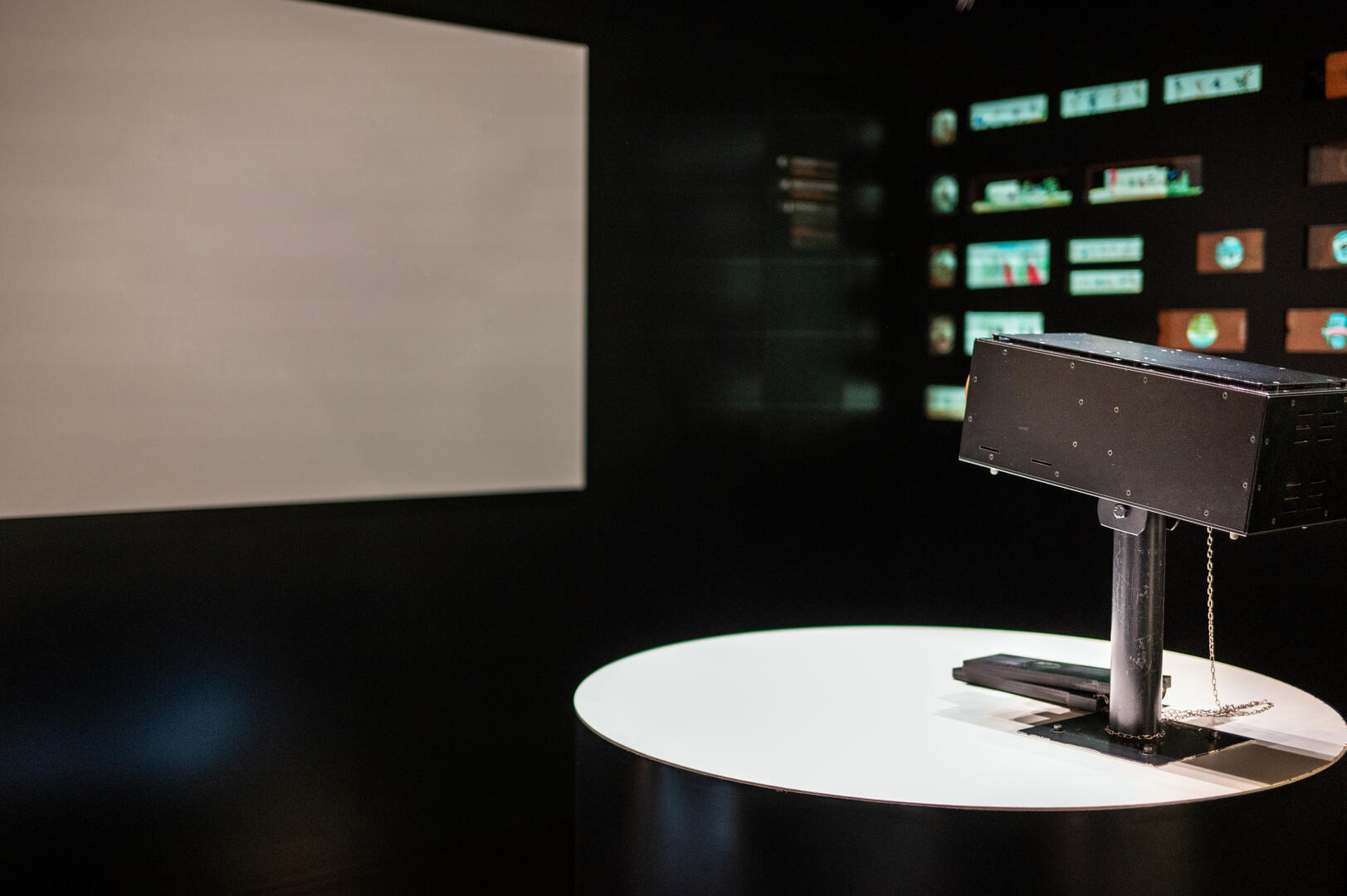 vintage-projector-frankfurt-cinema-museum-germany.jpg