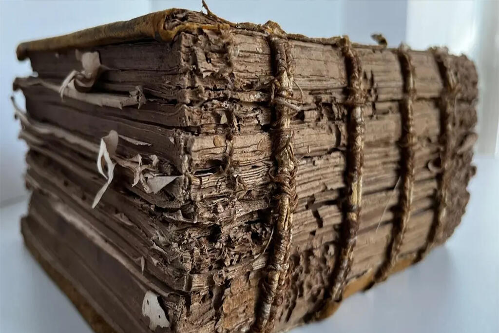 archéologie livre ancien.jpg