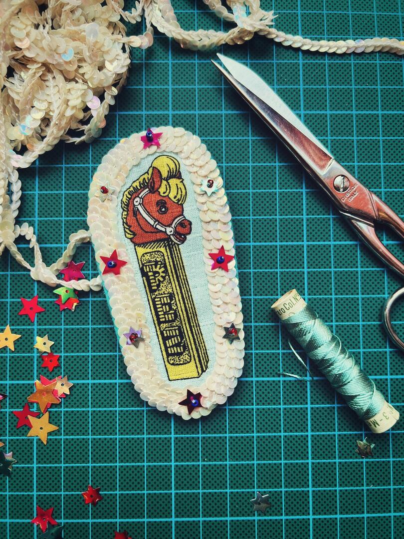 Atelier Broches textile.jpg