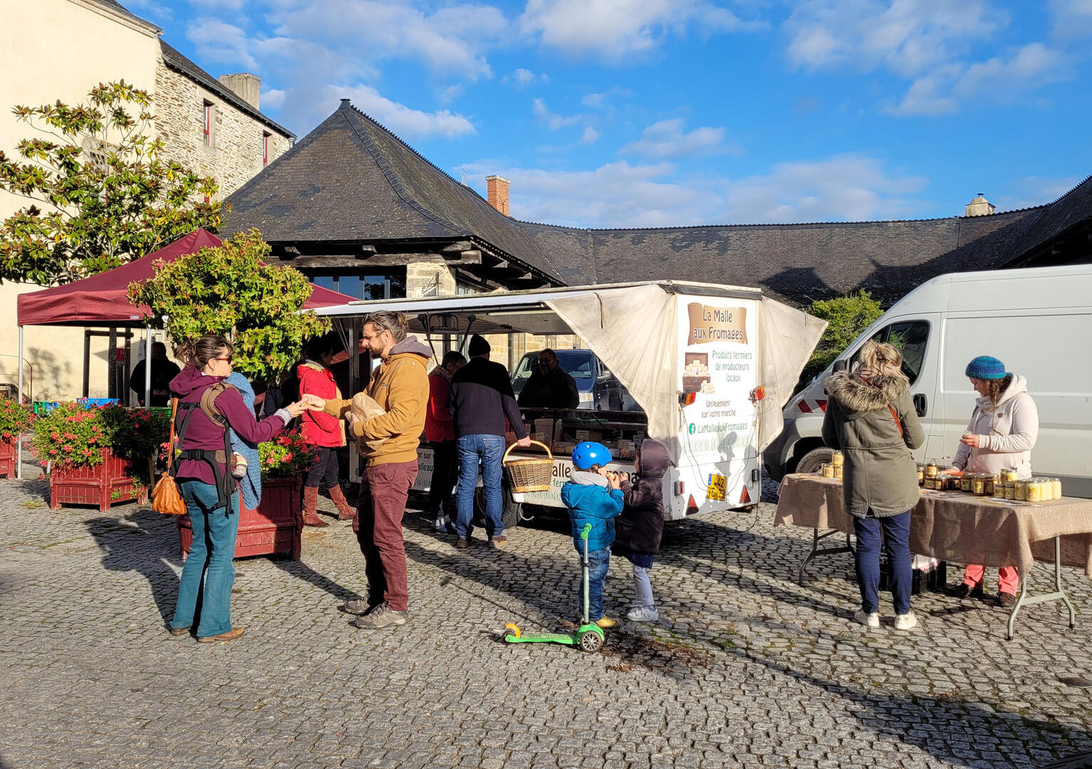 Petit_marché_de_producteurs_Rochefort-en-Terre.jpg