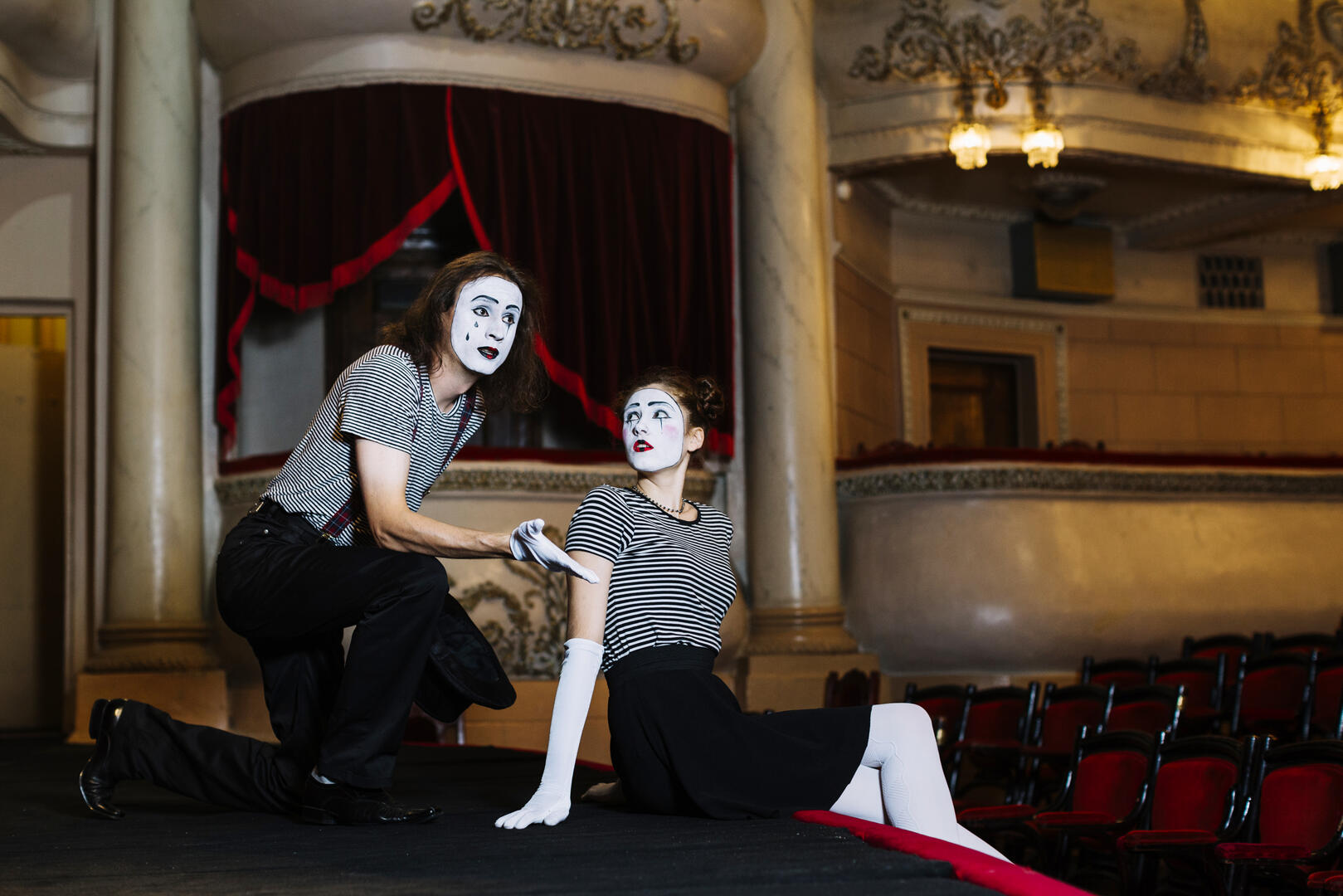 couple-mime-artist-sur-scene-dans-l-auditorium.jpg