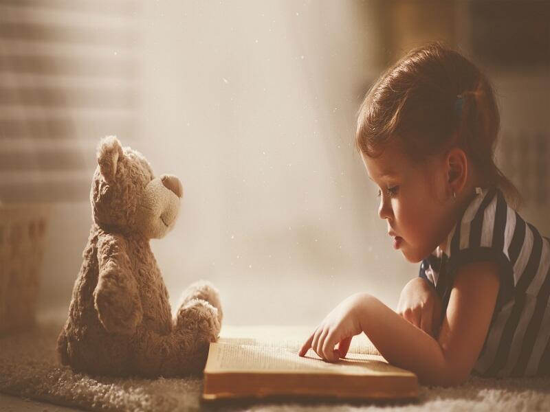 fillette_ours_lecture_AdobeStock_JenkoAtaman