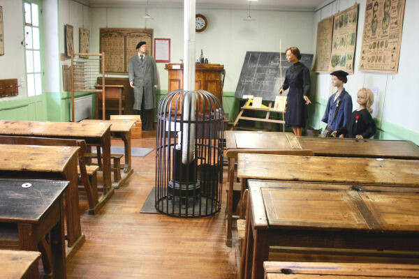 Laval Classe Musée vivant de l'école publique Laval 53 France Mayenne - salle de classe et son chauffage à bois