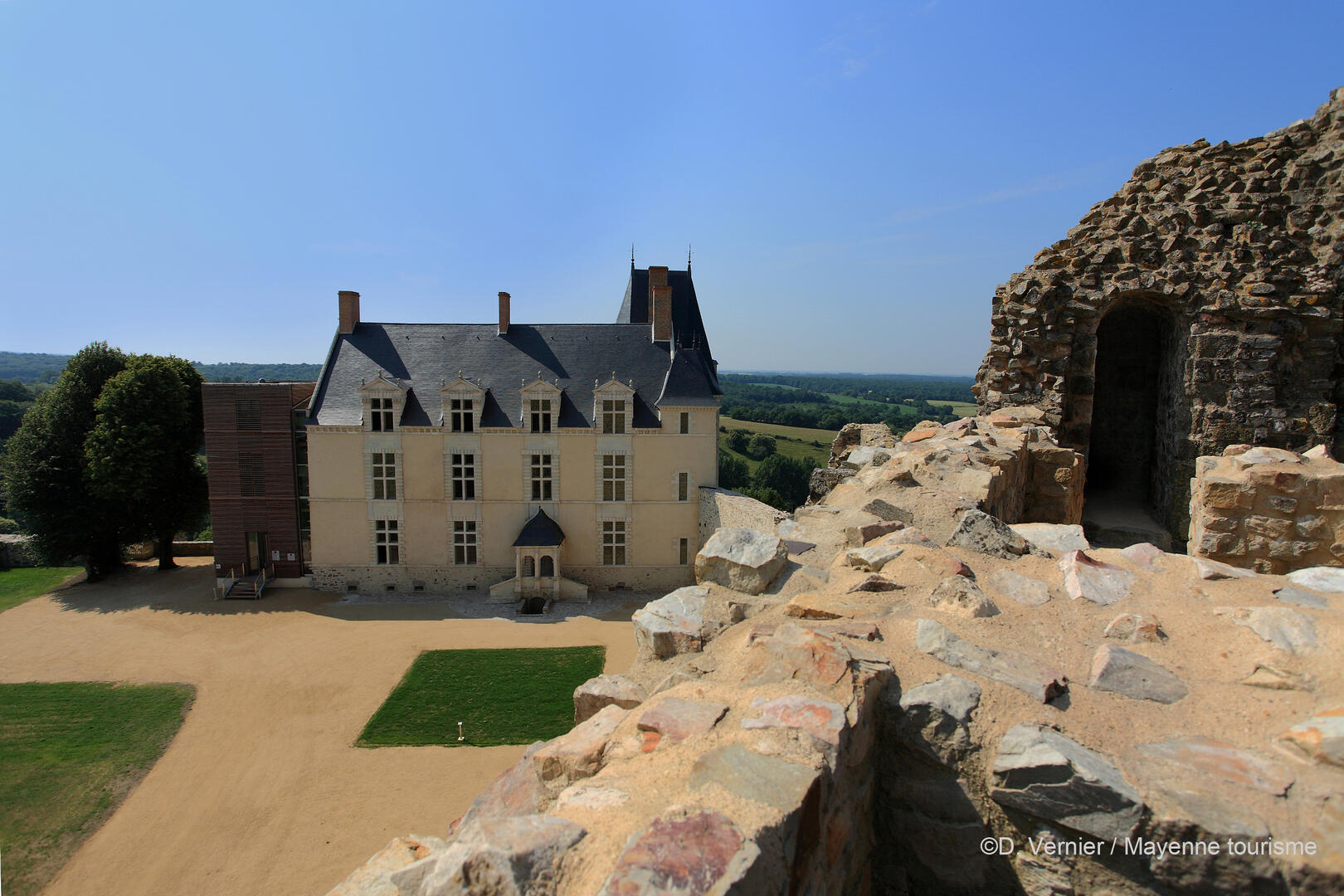 chateau cour Credit D Vernier 2009