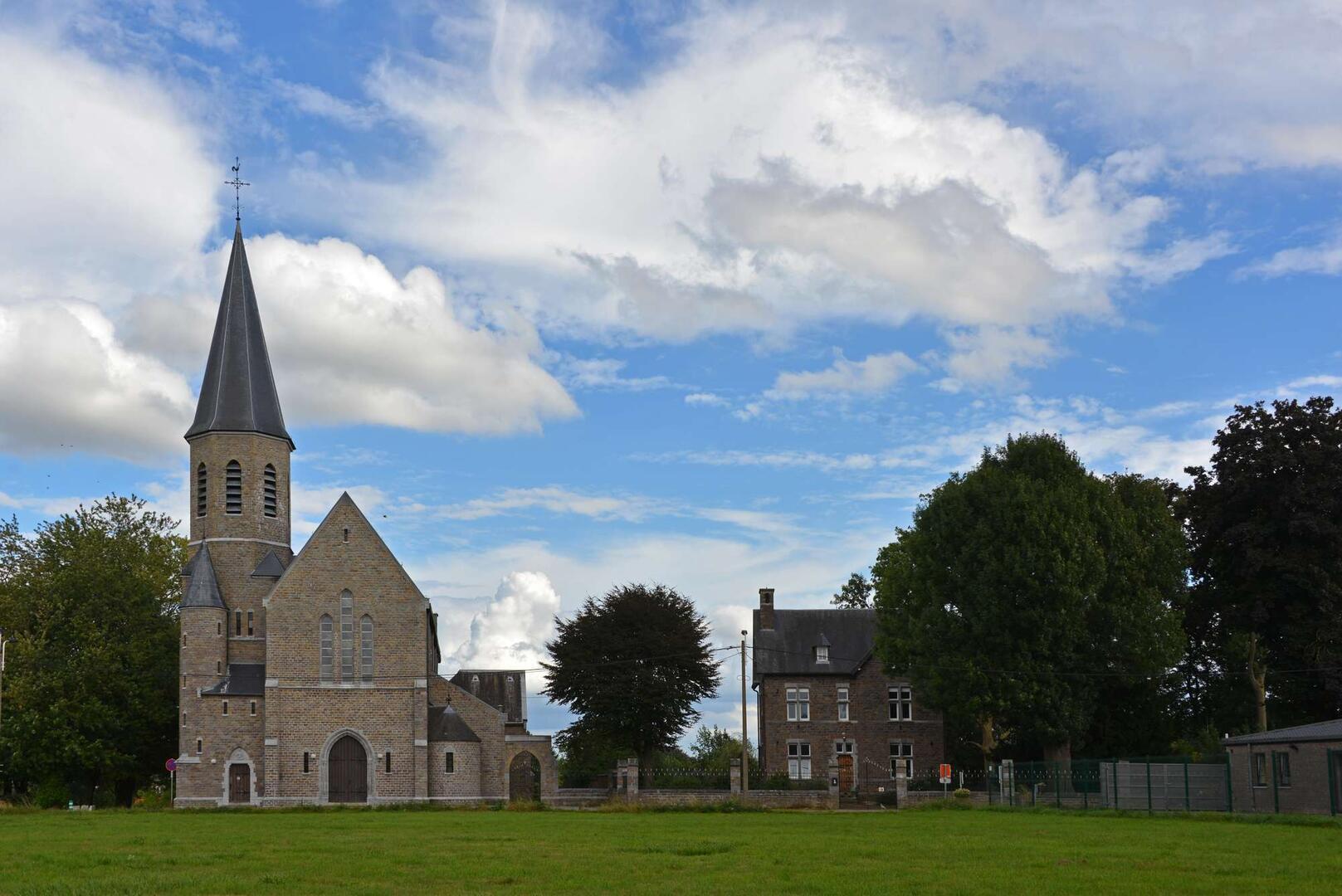 Hannut-2017 09 05 Eglise et presbytère Avin-c-Alain Francois