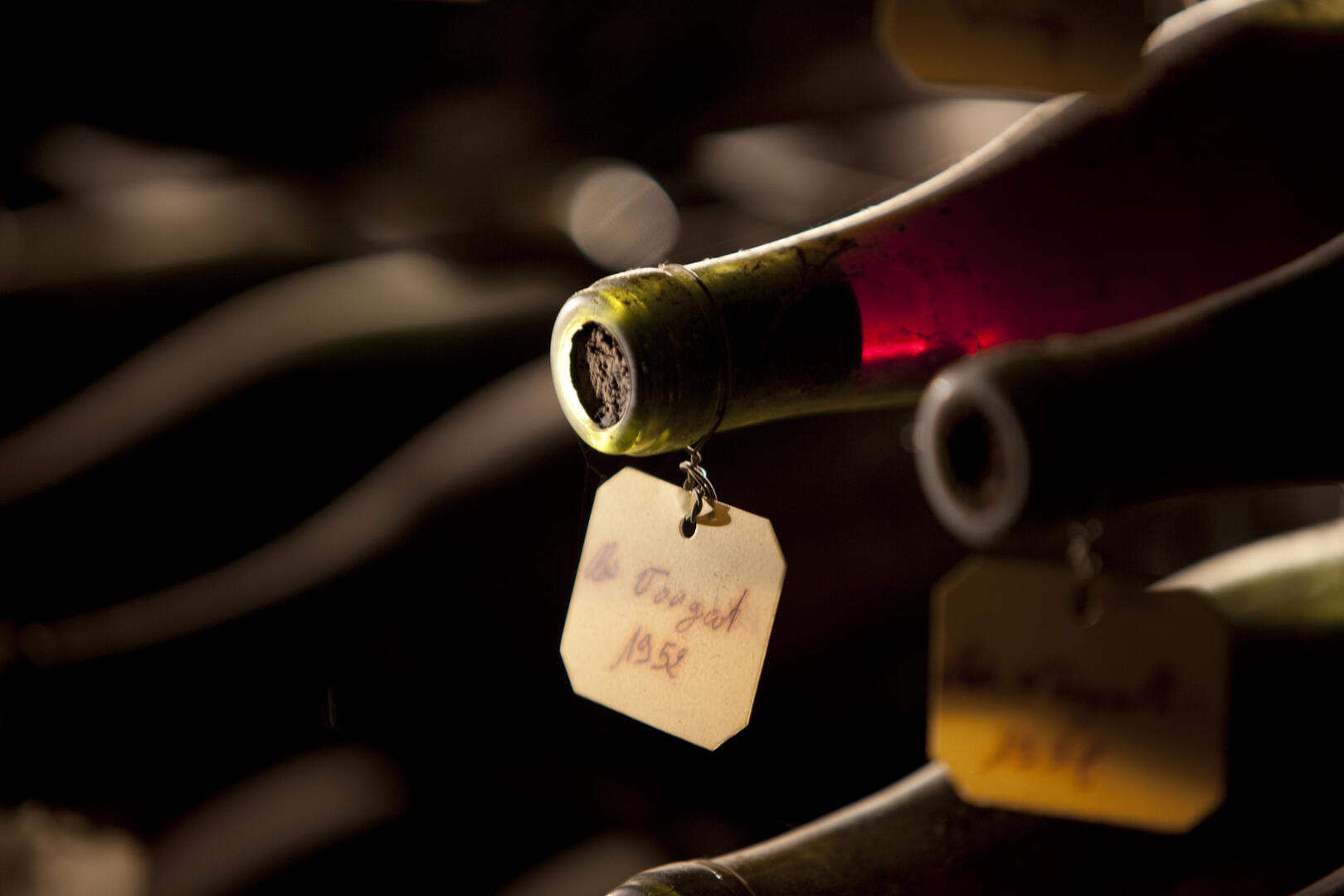 Une bouteille de vin de Bourgogne en cave : Vougeot, millésime 1952.