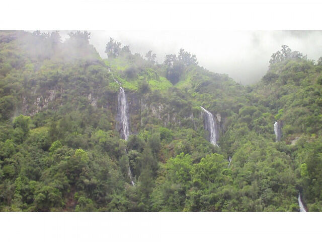 3_cascades_salazie_vue-sur-la-montagne.jpg_1