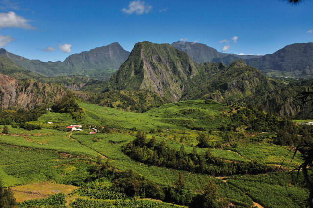 6e9e5_montagne-vue-du-ciel08-cirque-de-salazie-trone-le-piton-d-anchaing-CREDIT-IRT-serge-gelabert-dts-12-2015-1.jpg_1