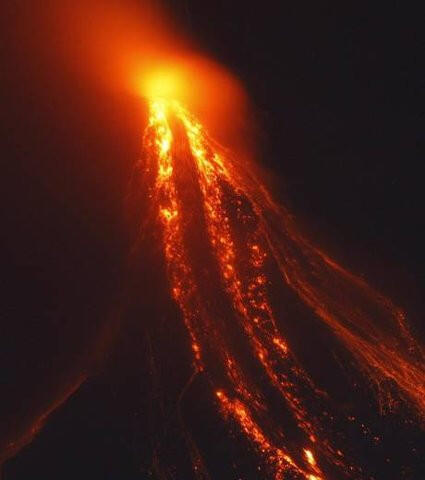 52914_coulee-de-lave-sur-le-volcan-mayon-9897-w460.jpg_1