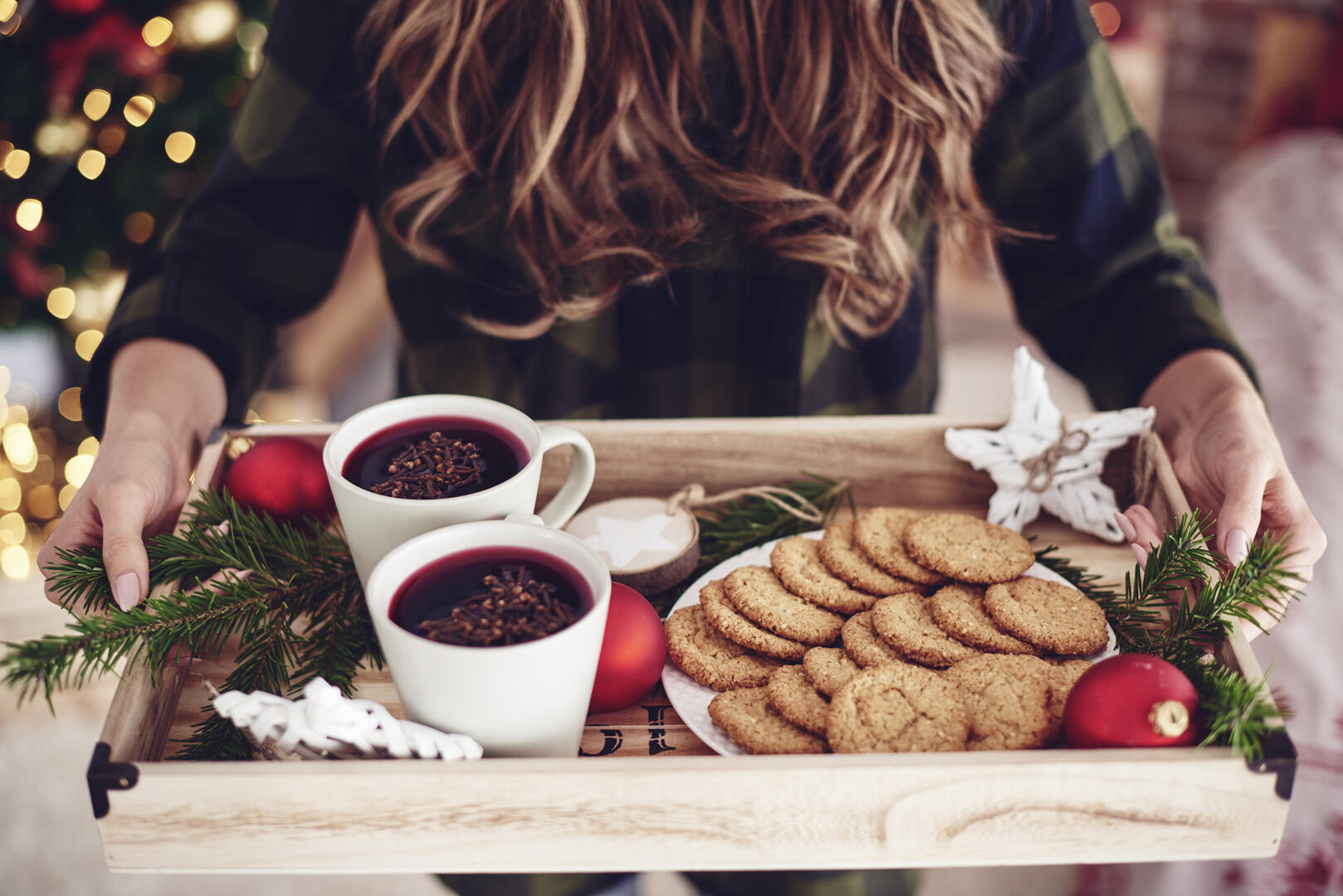 femme-meconnaissable-tenant-un-plateau-avec-collation