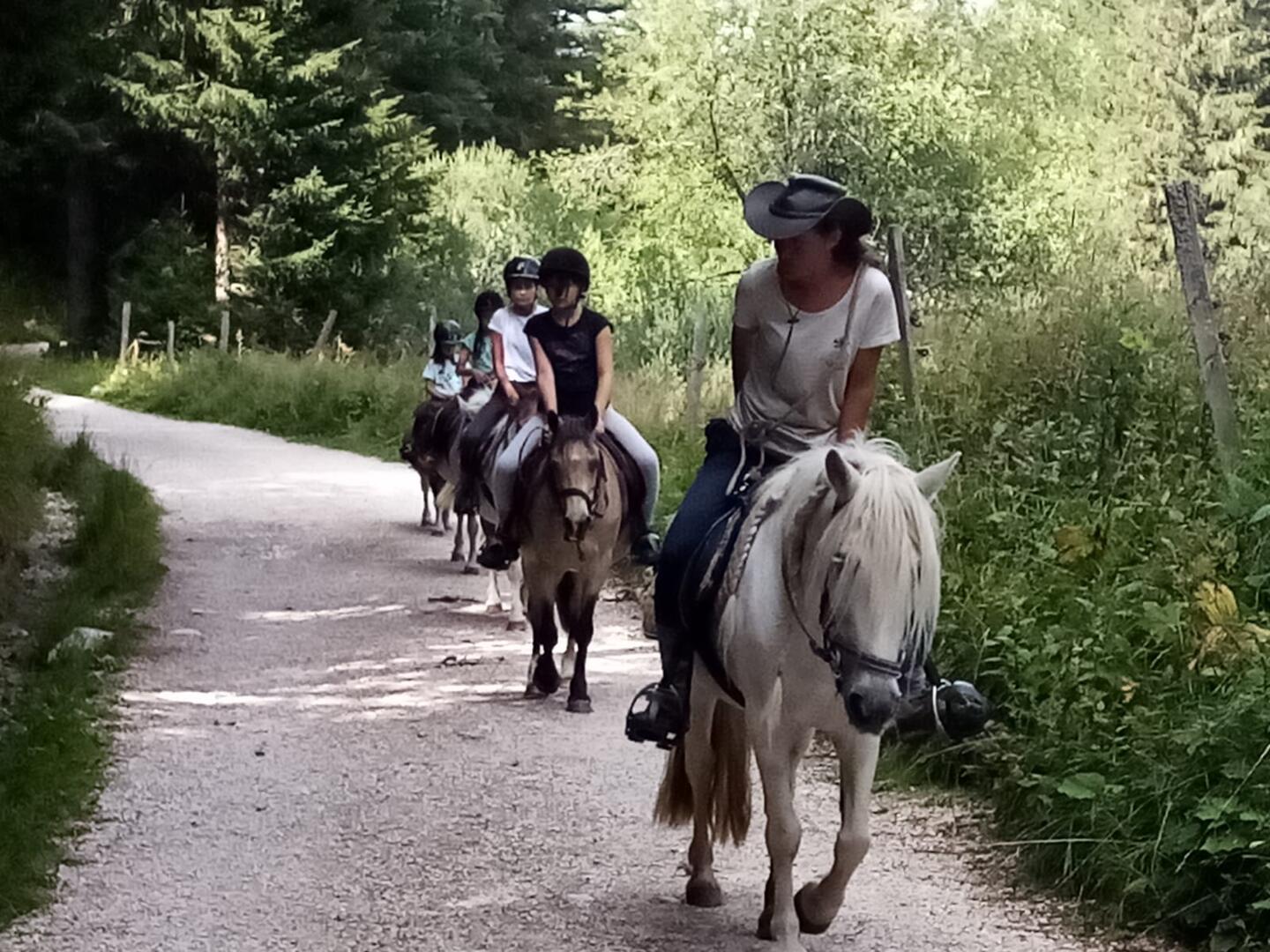 Balade à poney avec la Renardière