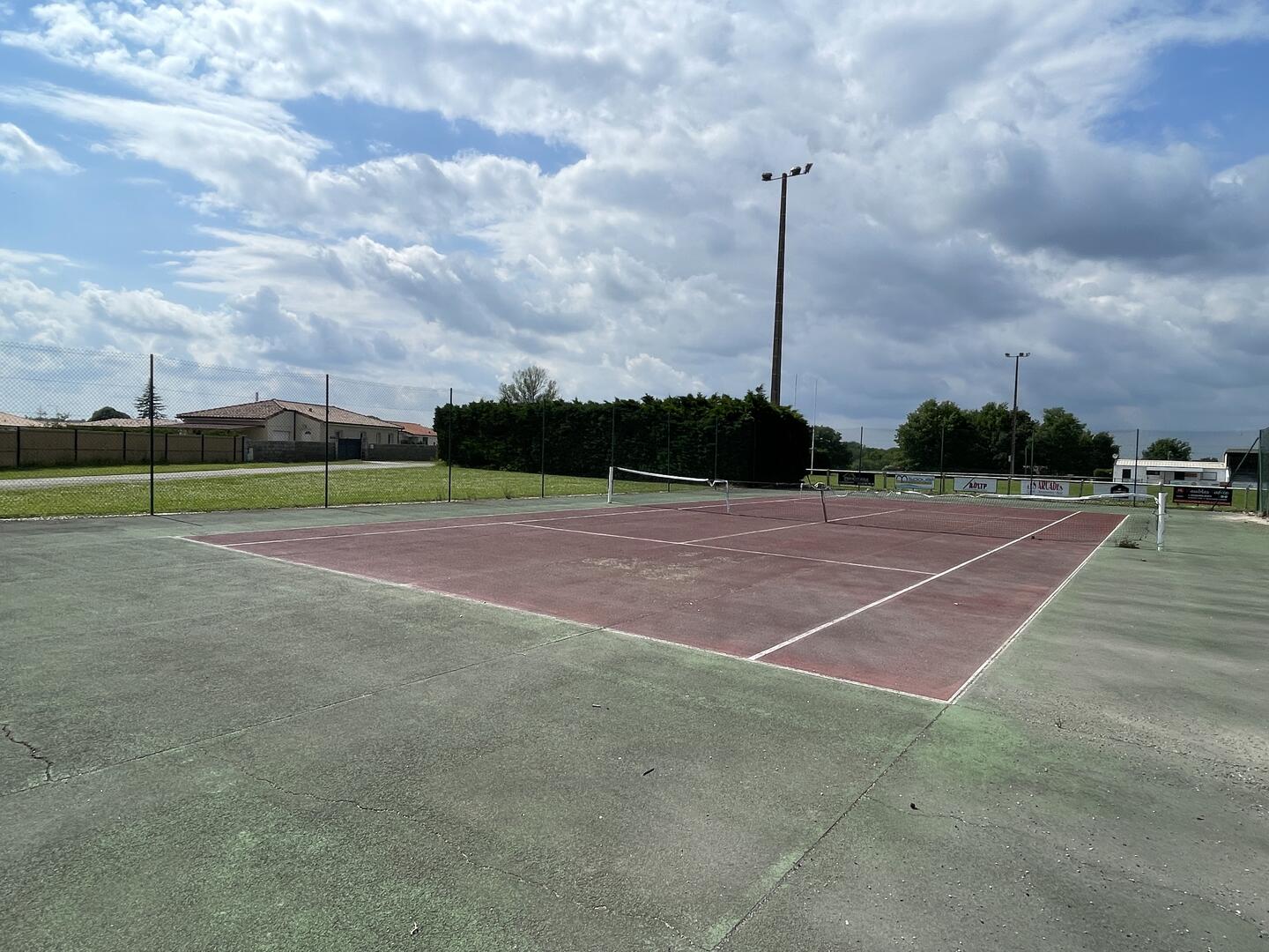 Terrain de tennis à Léribosc_L'Honor-de-Cos