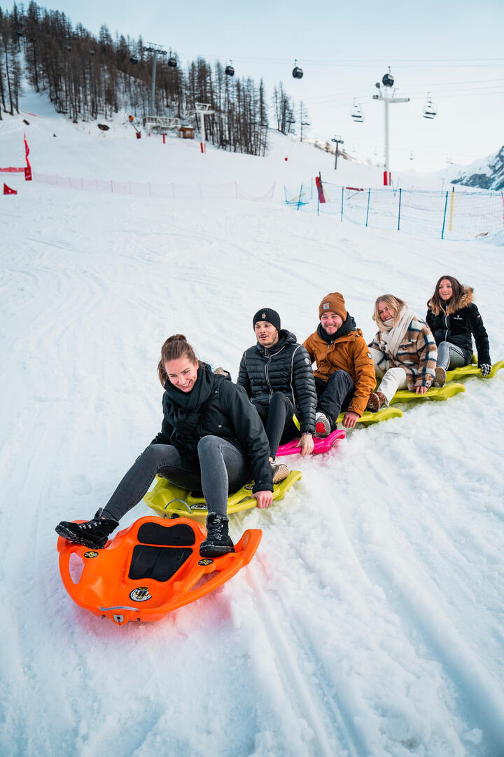 Snake Gliss entre amis à Val d'Isère en hiver sur la piste de la Savonnette