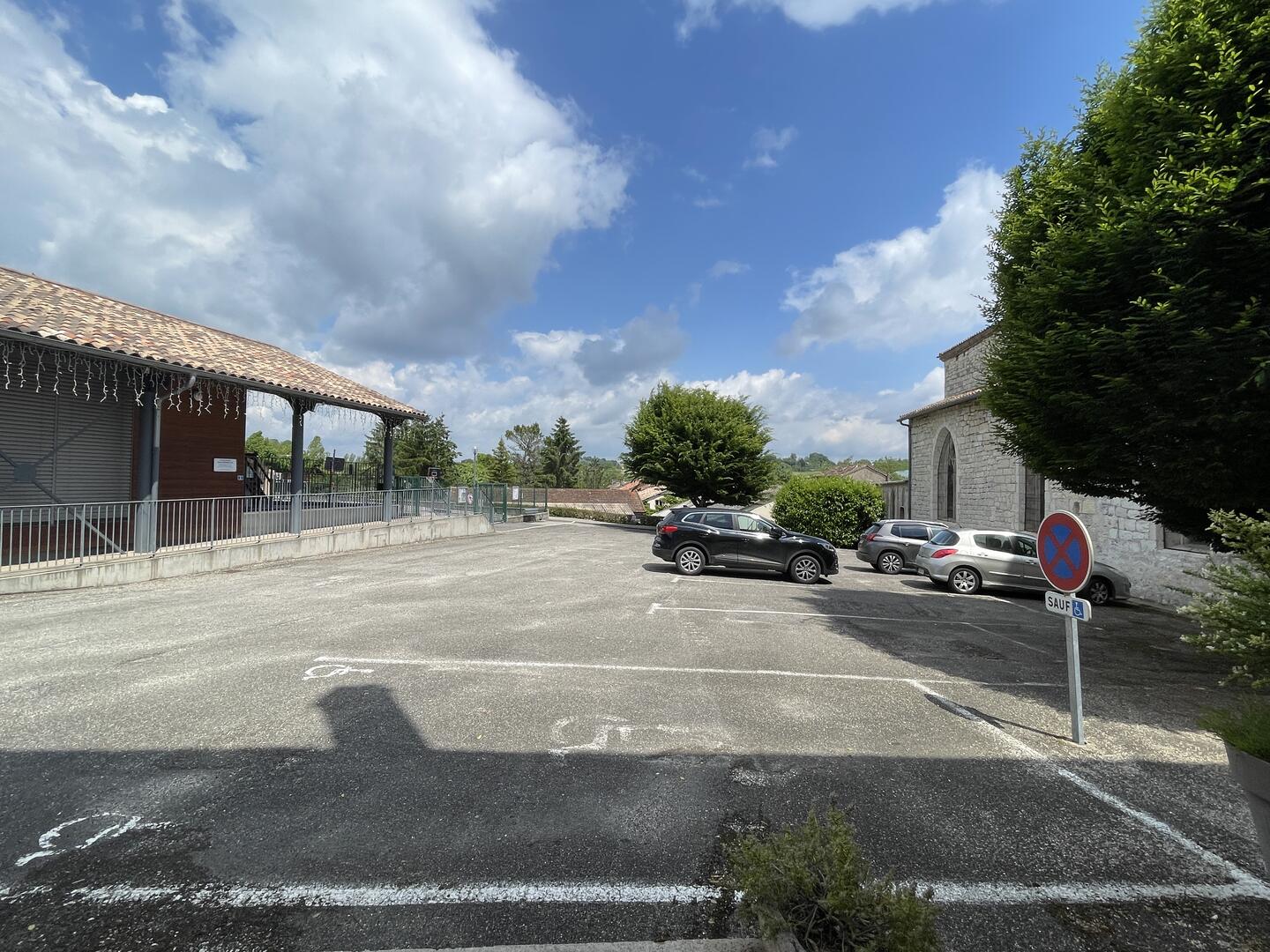 Parking place de la mairie_Vazerac