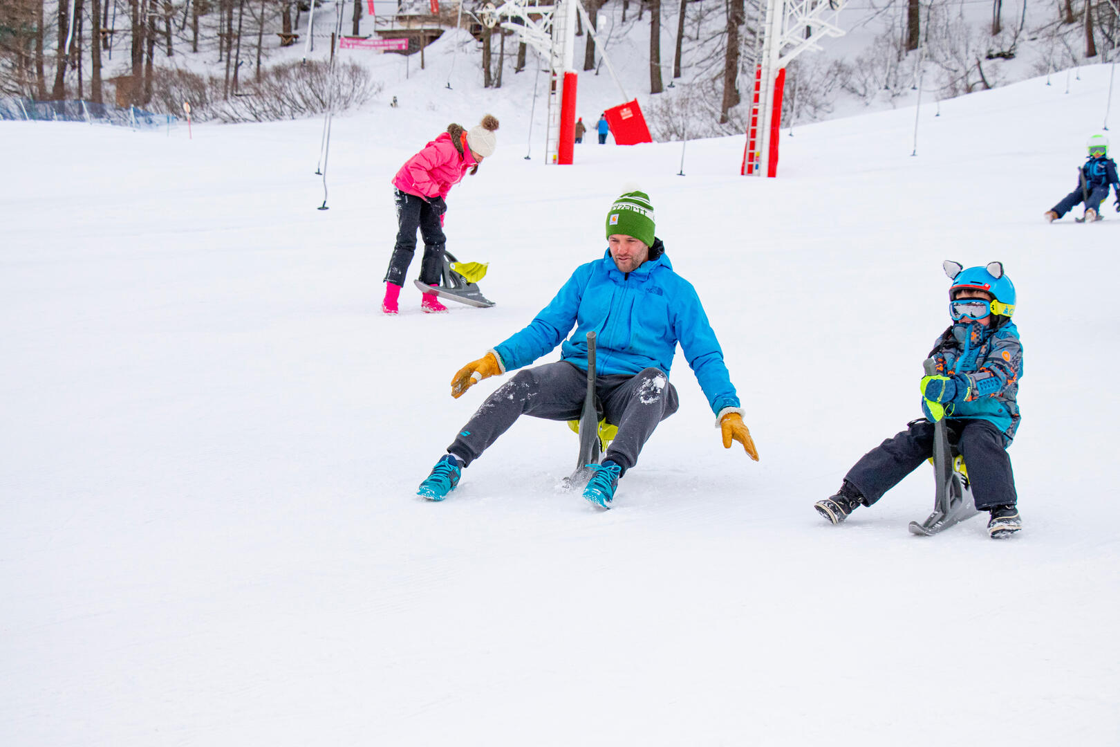 Yooner en famille à Val d'Isère en hiver sur la piste de la Savonnette