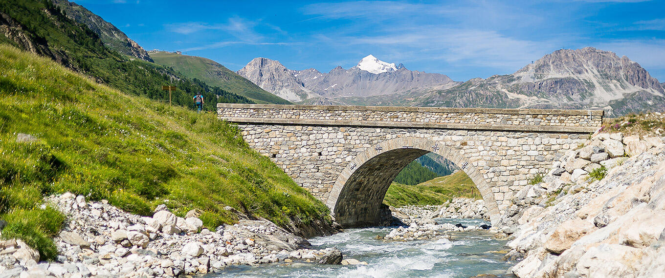 Paysage été à Val d'Isère avec un pont - Accompagnateur en montagne Pierre Loehr