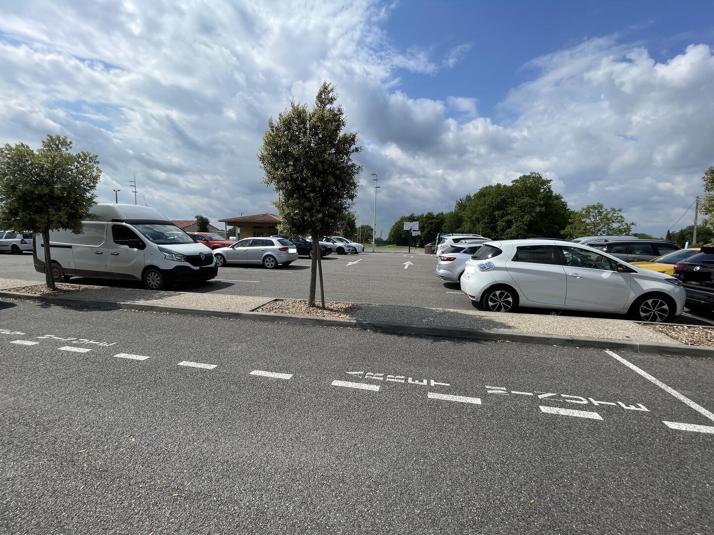 Parking route de Picoy_L'Honor-de-Cos