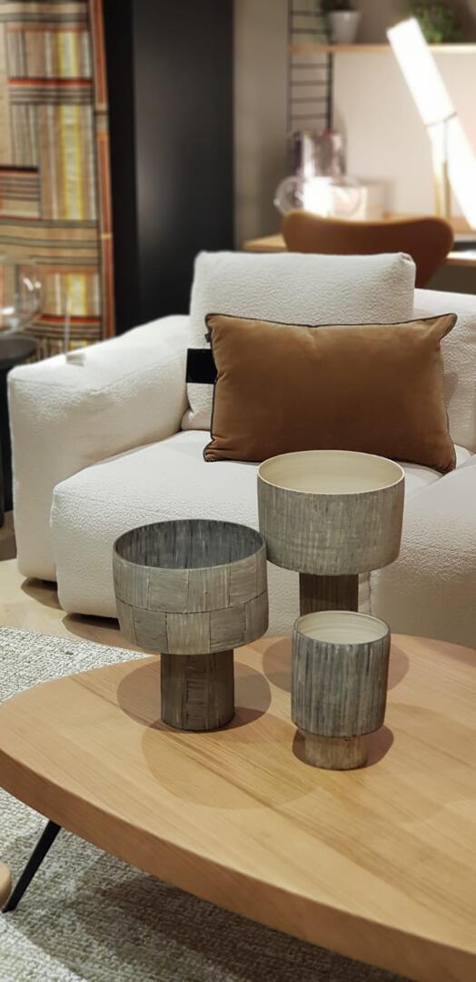 Grands pots, gré blanc incrustés de grès noir.