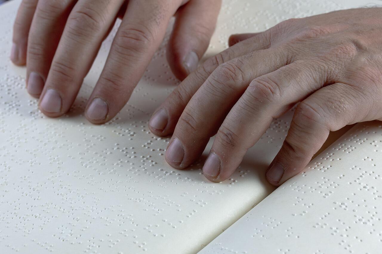 Exposition sur l'histoire du braille et de l'album tactile adapté_Artemare