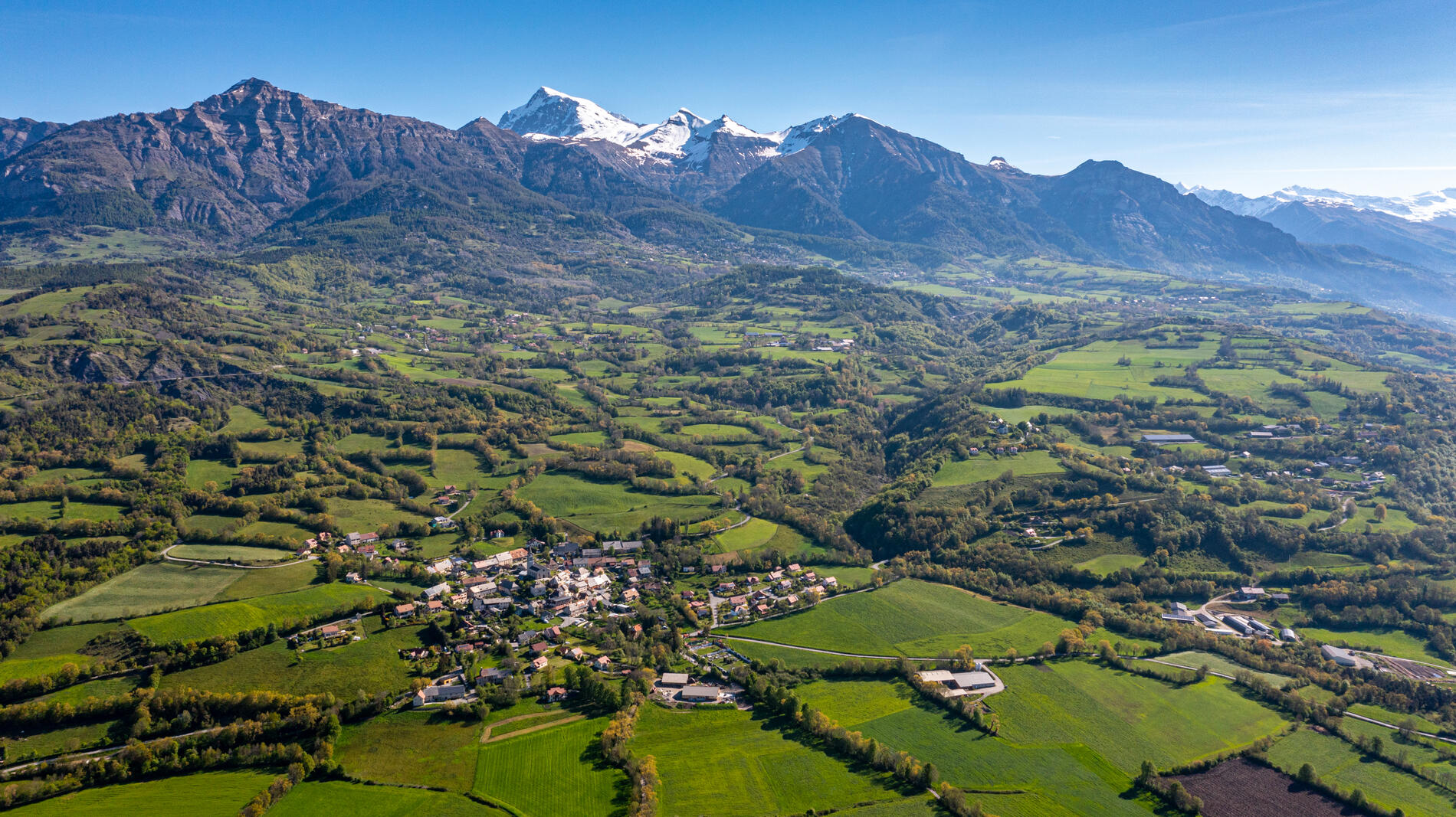 Vue drone du village de Saint Julien en Champsaur