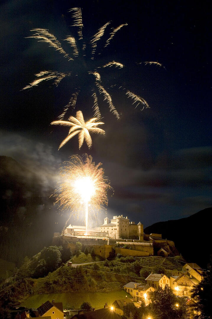 Feu d'artifice lors de la fête patronale de Château Queyras