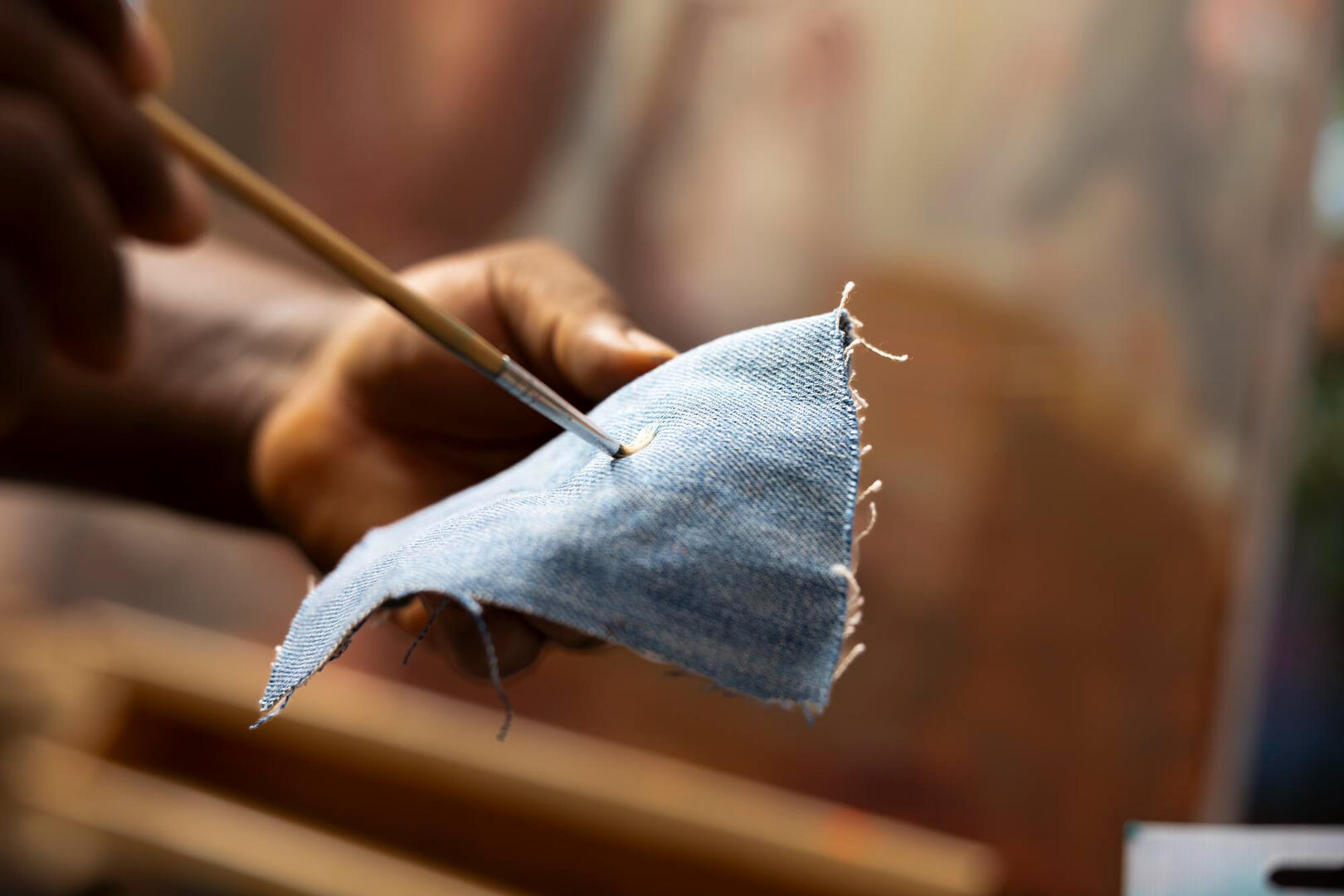 Démonstration de confection de lampes sur pied en tissu_Crêts en Belledonne